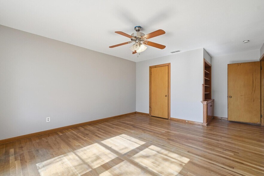 Building Photo - 134 Meander St