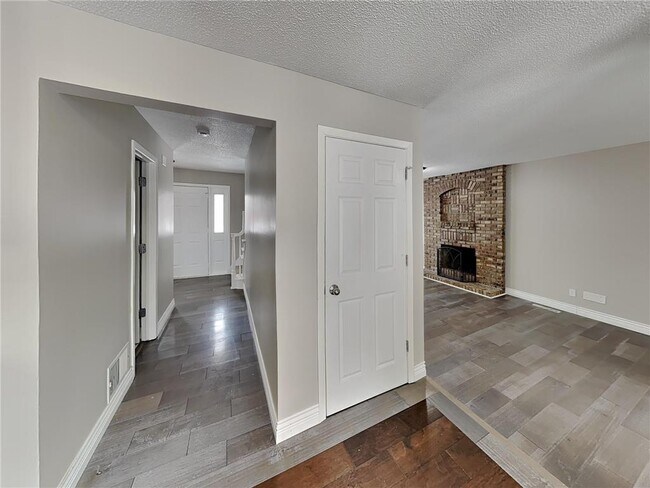 Building Photo - 11893 Dunhill Rd