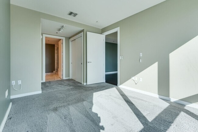 Building Photo - The Martin 1607-City/Strip Views from this...