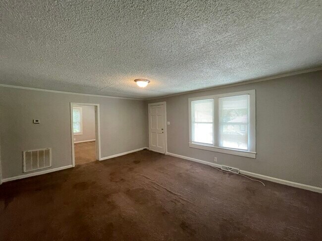 Building Photo - 3 bedroom 1 bath house available