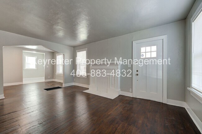 Building Photo - N Gatewood Ave Duplex