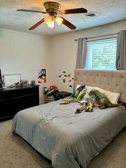 Building Photo - 604 Greenleaf Ave