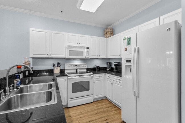 Building Photo - Spacious 3BR Condo in Gated Ocean Keyes