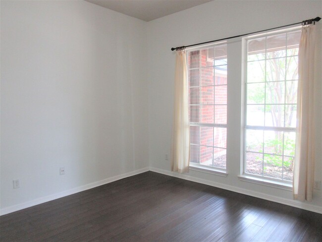 Building Photo - Large 4-bedroom with Office in the Estates...