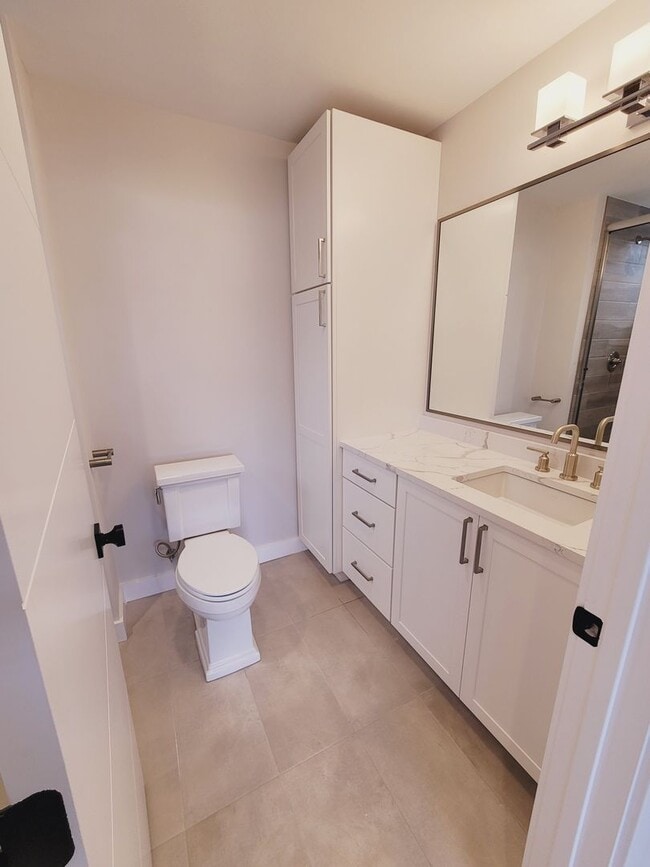 Building Photo - Luxury Downtown Townhome