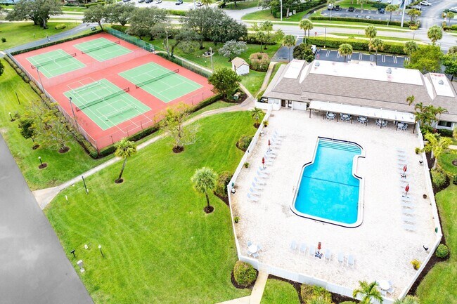 Building Photo - 2905 SW 22nd Ave