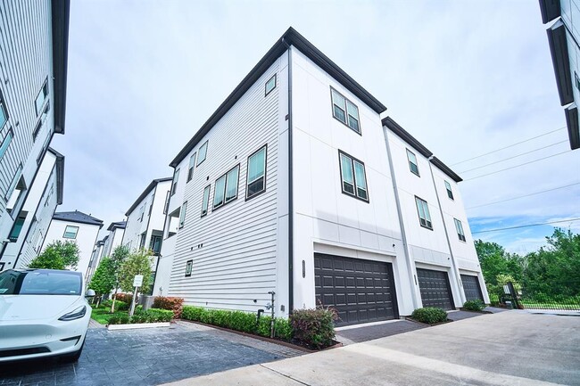 Building Photo - 2802 Grand Fountains Dr