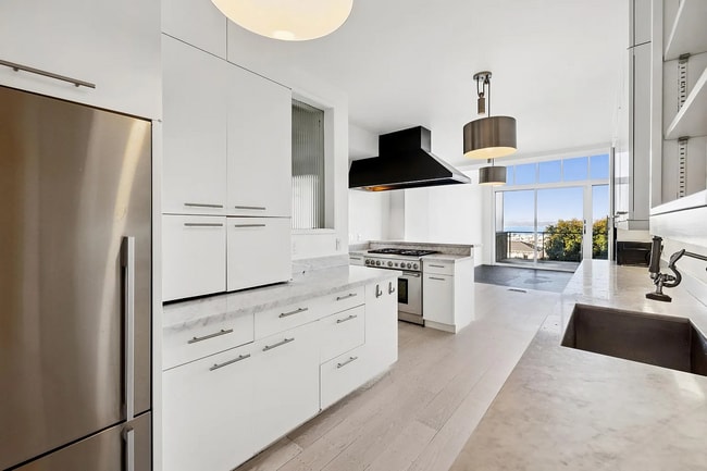 Building Photo - 2470 Broadway