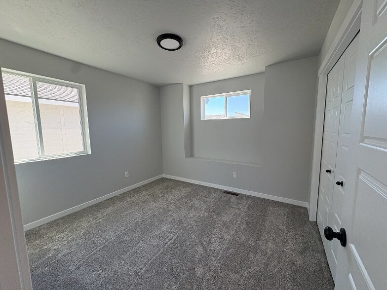 Building Photo - 4932 S Amorita Ave