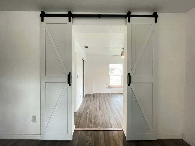 Building Photo - Newly Renovated 2/1 Duplex in Lake Helen FL!