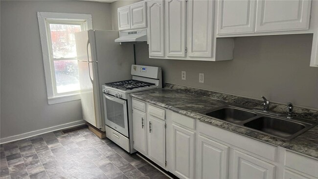 Building Photo - 77-79-79 Ave. E