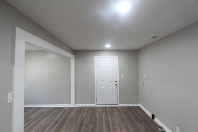 Building Photo - Cute ! Cute! Cute! New on the Market and Newly Renovated!