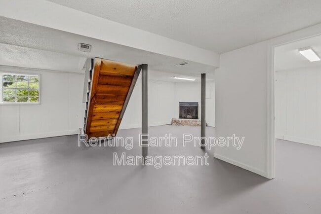 Building Photo - 2432 Debbie Dr