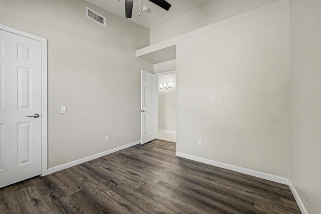 Building Photo - 1331 W Blue Ridge Ct