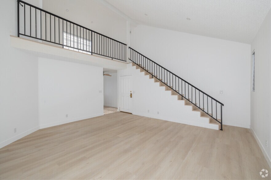 2BR, 2BA - 1,095SF - Living Room - 15004 Nordhoff St