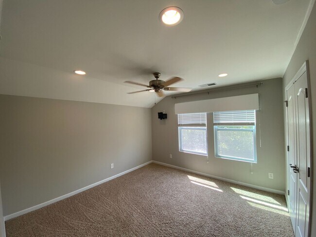 Building Photo - Move-in ready, 1.5 story home located in t...
