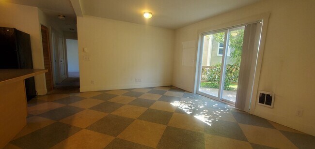 Building Photo - 3-Bedroom Duplex Just Blocks from WWU