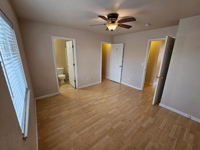 Building Photo - 3/2 Duplex with fenced yard and private courtyard