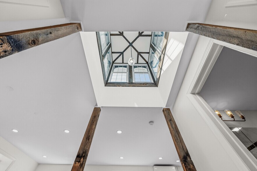 Building Photo - 131 W Walnut Ln