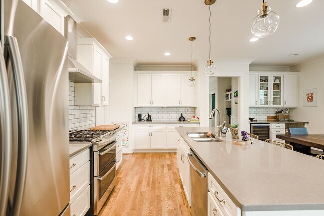 Building Photo - Available 9/22/25! Gorgeous 2-Story Home i...