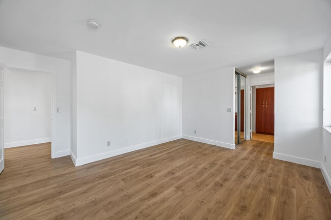 Building Photo - 2925 Azalea Dr