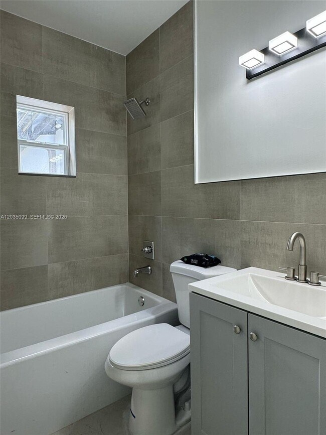 Building Photo - 4028 SW 49th Ct
