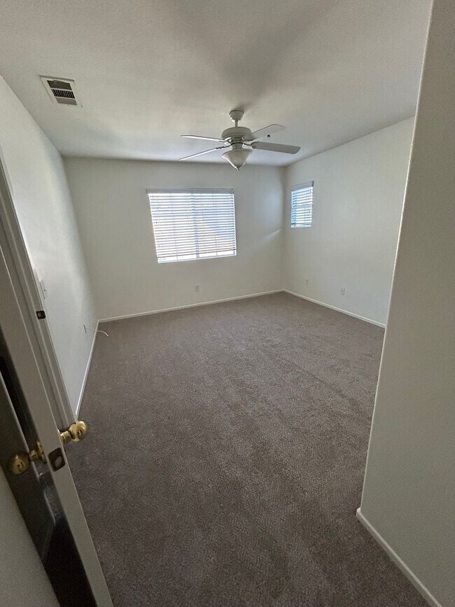 Building Photo - Cute, Clean and Cozy 3 Bedroom Condo w/Attached 2 Car Garage in Murrieta