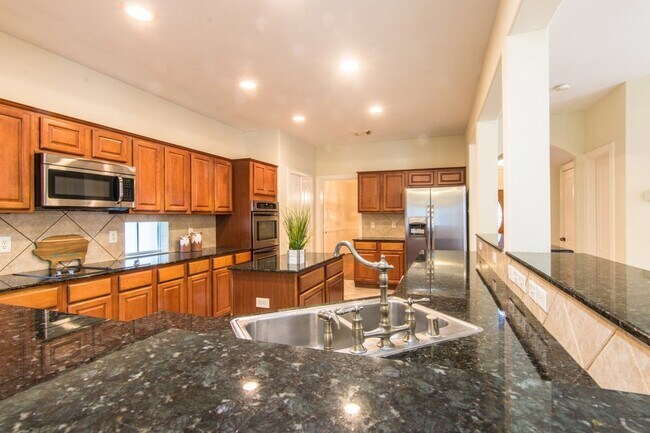 Building Photo - 1547 Lakeside Enclave Dr