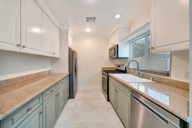Building Photo - 10951 Whitegate Ave