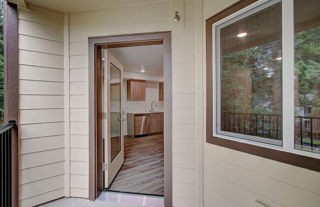 Building Photo - 404 NE 117th Ave