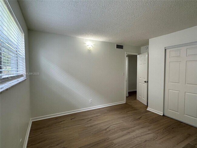 Building Photo - 5661 SW 36th Ct