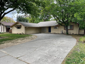 Building Photo - 4 Bedroom Home Near Campus