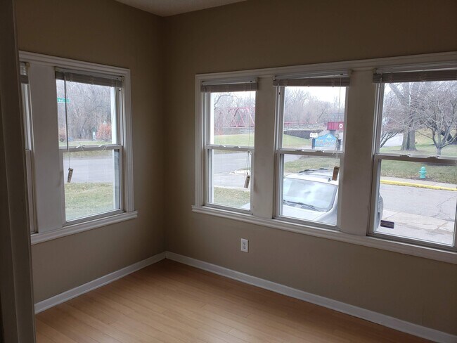 Building Photo - 3602 E Fall Creek Parkway North Dr