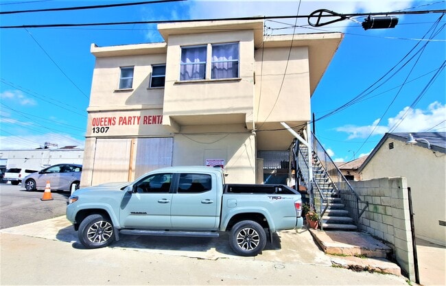 Building Photo - 1309 N La Brea Ave