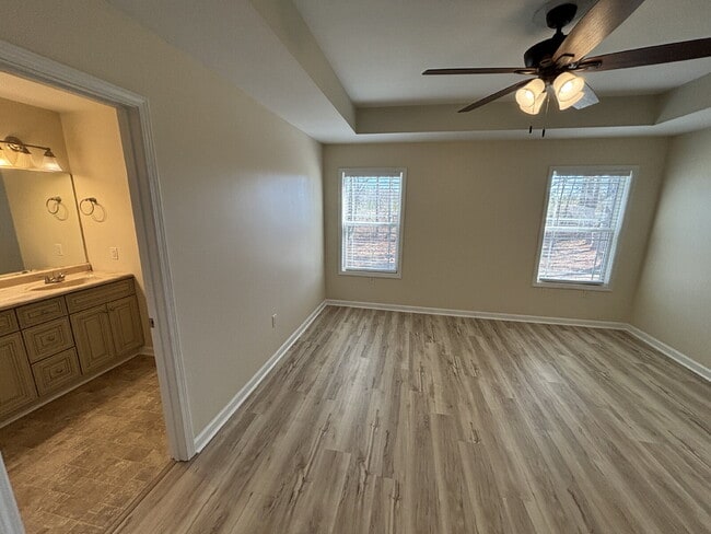 Building Photo - 472 Jester St