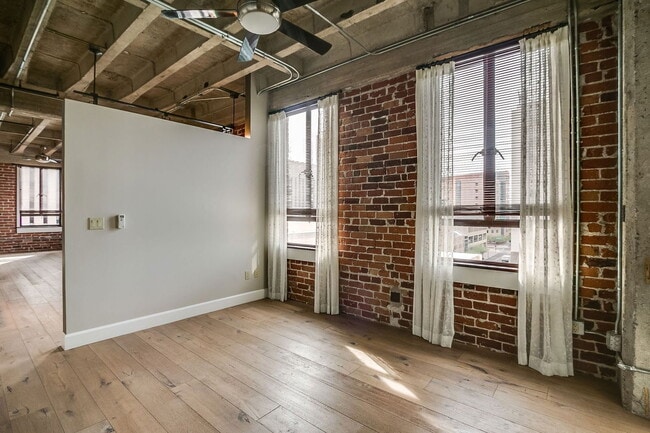 Building Photo - 114 W Adams St