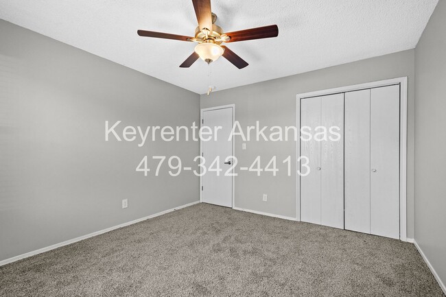 Building Photo - Newly Renovated Duplex in West Fayetteville!