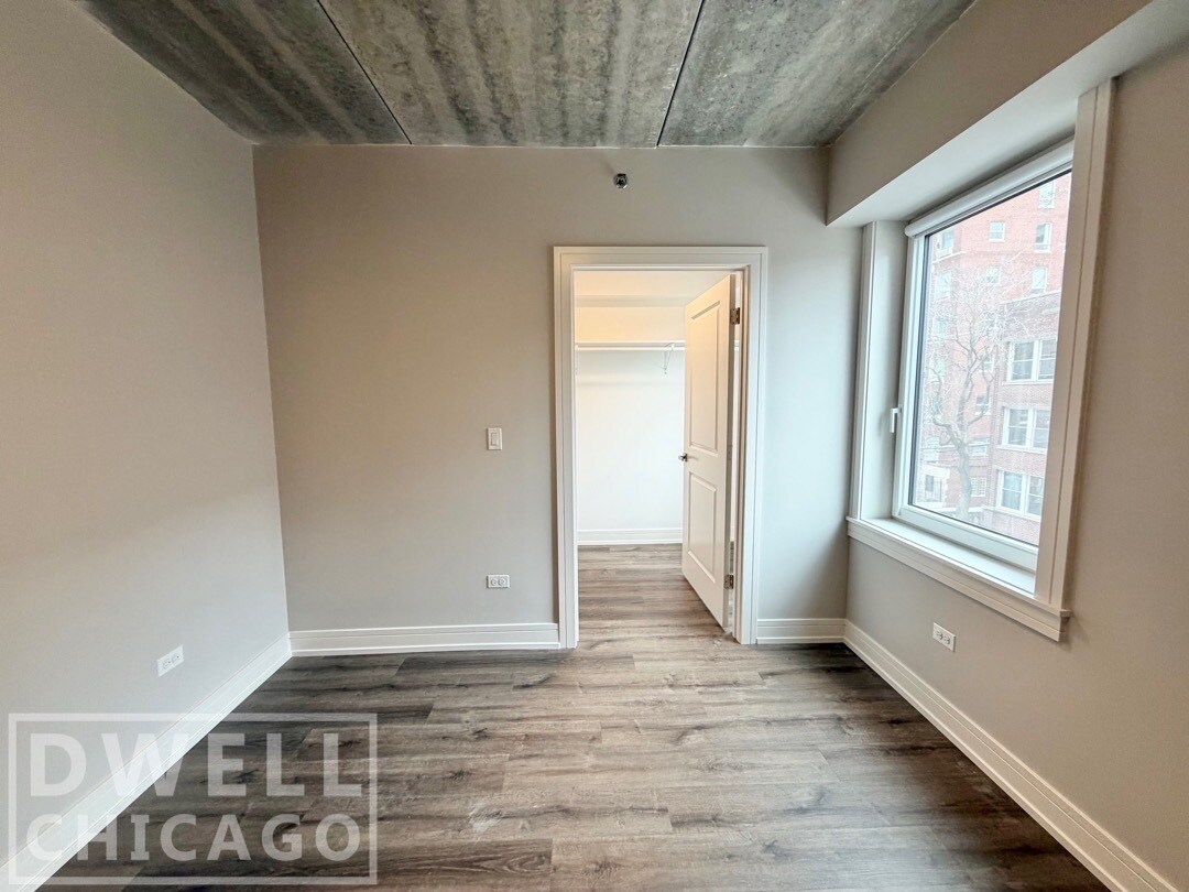 Building Photo - 938 W Carmen Ave