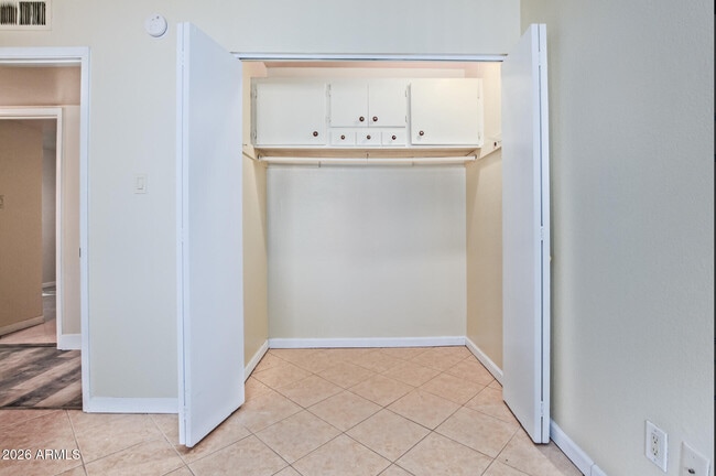 Building Photo - 932 E Concorda Dr