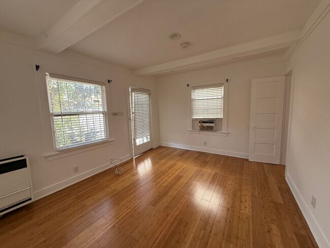 Building Photo - 6028 Eleanor Ave