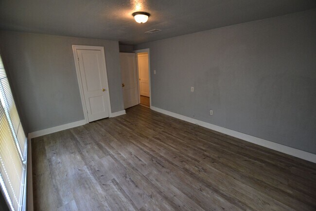 Building Photo - Updated, 3 bedroom, 2 bath home on treed lot in coveted Brownsfield Community