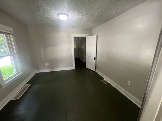 Building Photo - Home for rent in Elizabethtown! Less than ...