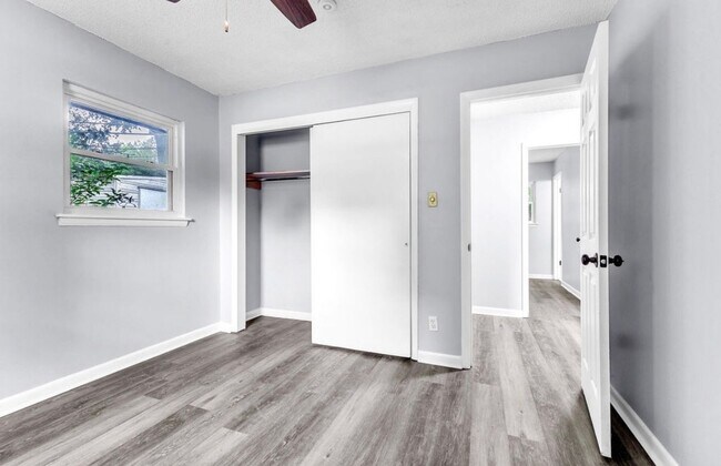 Building Photo - 3962 Fairfield Dr