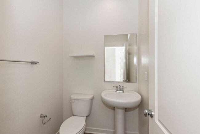 Building Photo - Comfort Meets Coastal Living 4 Bed 2.5 Bath in Oceanside!