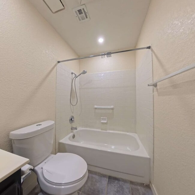 Building Photo - Beautiful 2 Bedroom 2 Bathroom Condo at The Lakes!