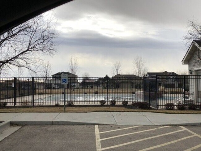 Building Photo - Walking distance to Settlers Park