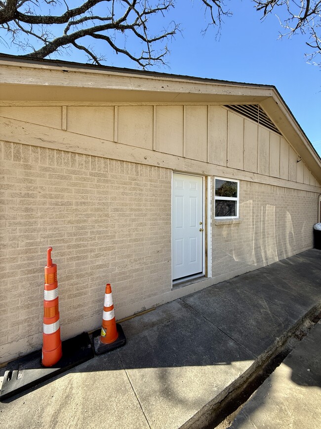 Building Photo - 1321 Wade Dr