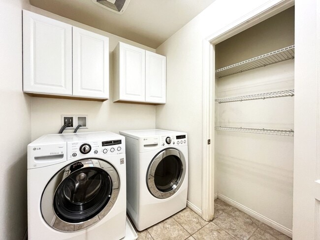Building Photo - 4 bed, 2.5 bath located in Eastvale, CA!