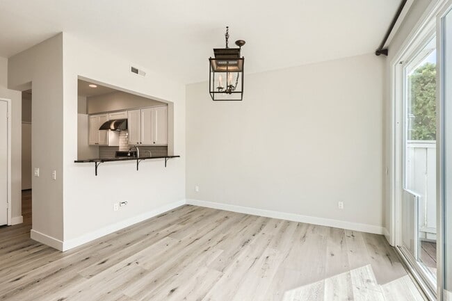 Building Photo - Beautifully Remodeled Townhome in the Cambria Community – Del Mar Heights