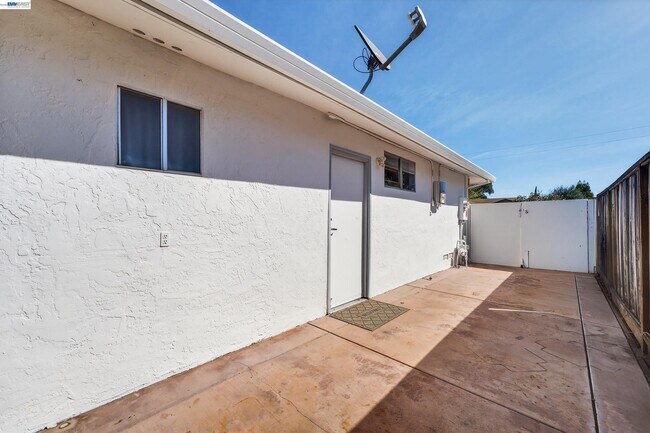 Building Photo - 1450 Kolln St